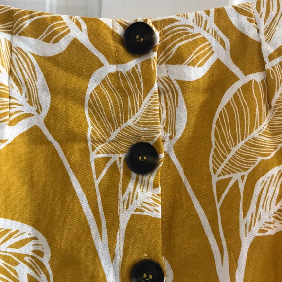Tropical Yellow Leaves Button Skirt Size Small - Picture 3 of 3